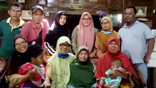 Foto bersama yang menyertai kisah Yu Warni