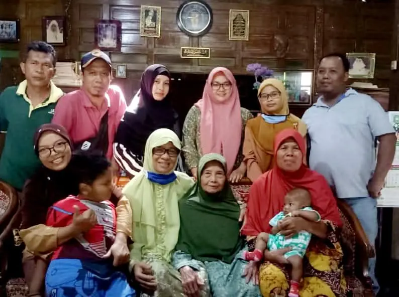 Group photograph accompanying Yu Warni’s story
